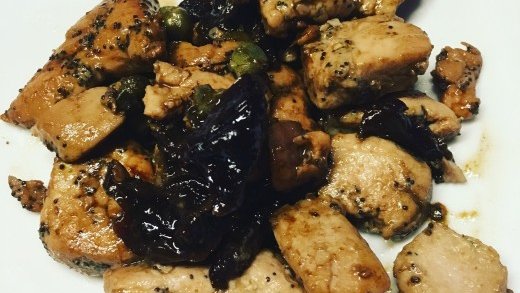 preview della video ricetta: Tonno con prugne, aceto di ciliegia e capperi